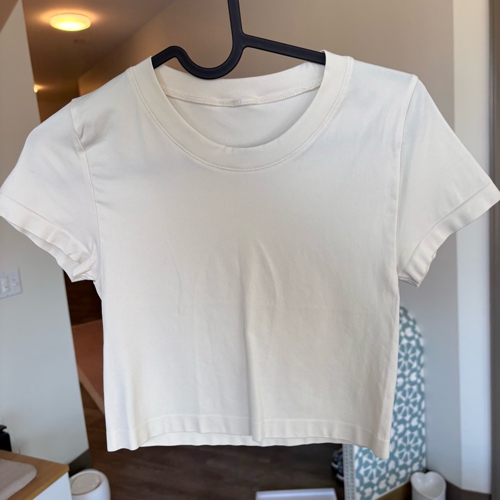 Aritzia Smooth Seamless Willow Cropped Tee Ivory Cream - Picture 2 of 6
